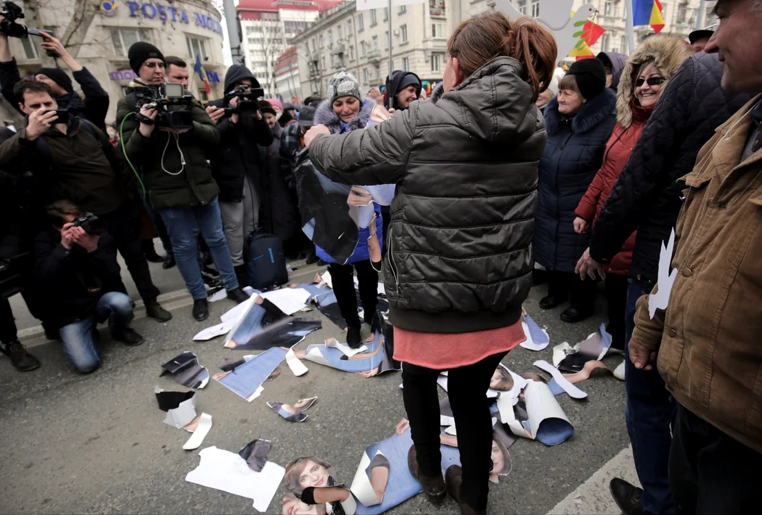 Fotografii cu Maia Sandu, rupte și călcate în picioare la protestele din Chișinău FOTO Profimedia 
