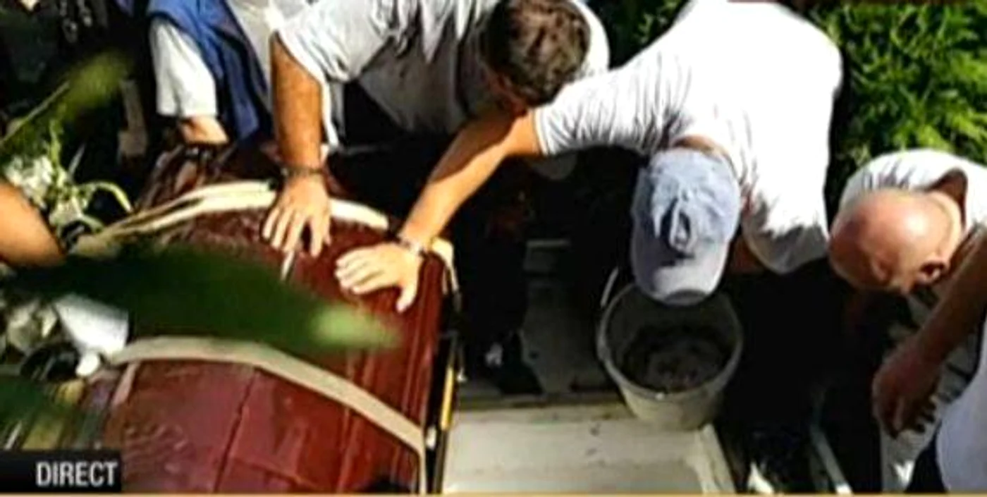
    Groparii au întâmpinat dificultăți la coborârea sicriului lui Corneliu Vadim Tudor în cavoufoto: captură România TV  