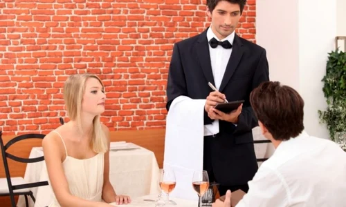 bunele maniere la restaurant cum sa te comporti cu chelnerul si ce gesturi sa nu faci jpeg