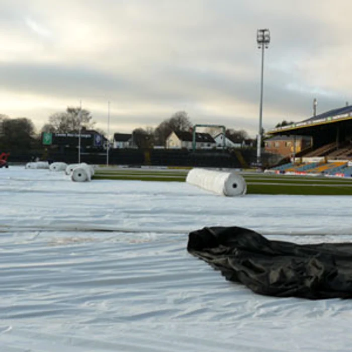 
    Peste terenul din Leeds a fost trasă o prelată  