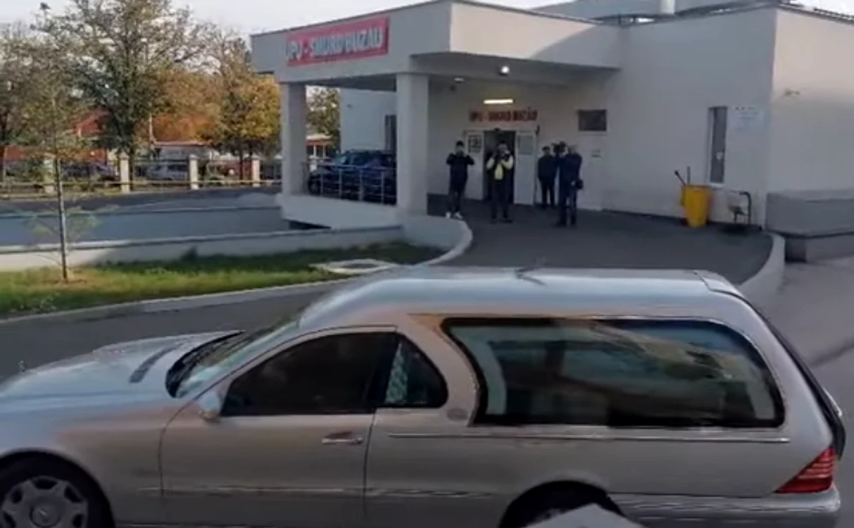 Mașina cu sicriul medicului. FOTO captură video YouTube / Şansa News