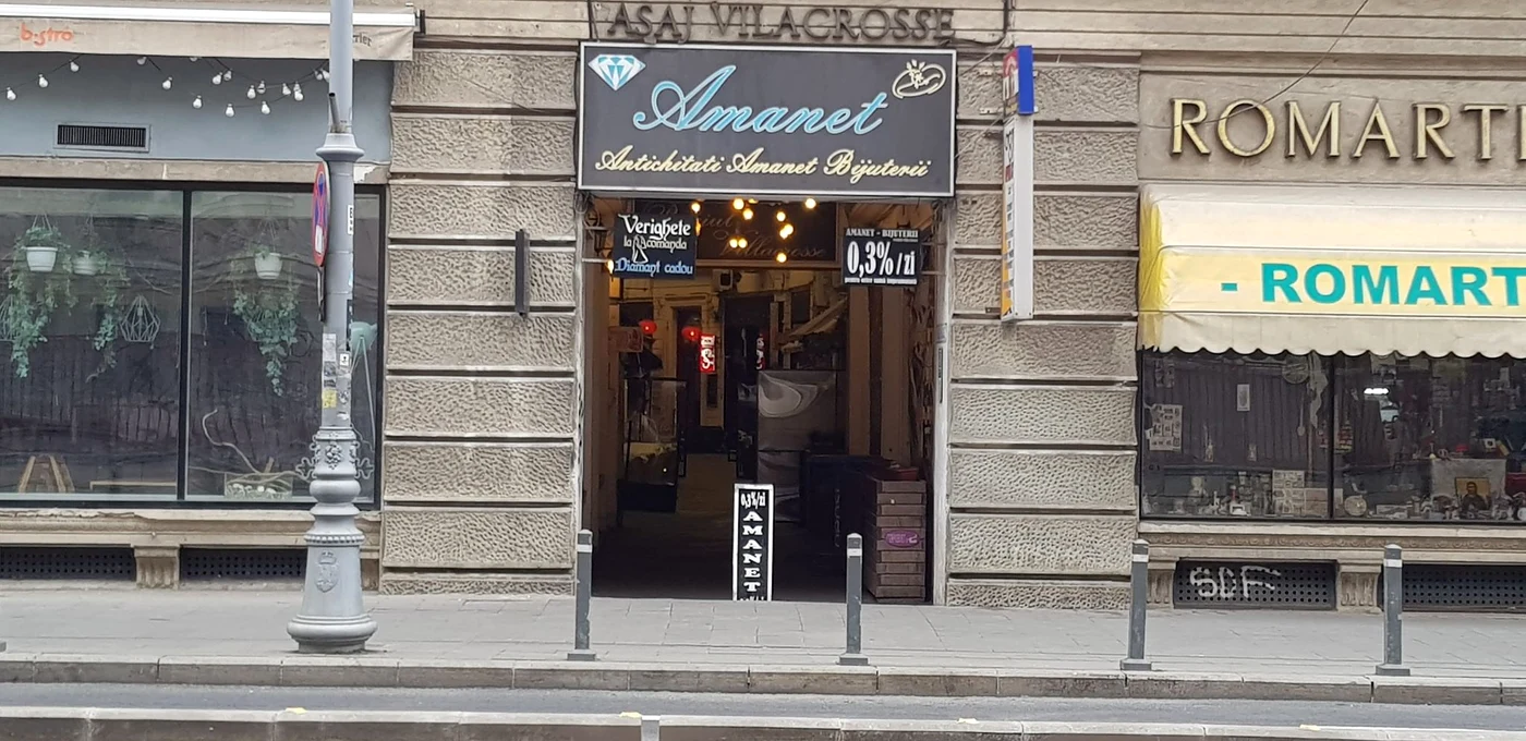 Deasupra intrării în pasajul Villacrosse dinspre Calea Victoriei se menționează numele fostului arhitect-șef al Capitalei, Xavier Villacrosse, cu un singur „l”
