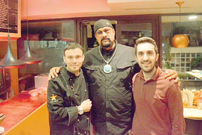 Steven Seagal s-a ospătat timp de trei ore, după care s-a fotografiat cu doi dintre angajaţii restaurantului