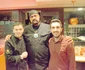 Steven Seagal s a ospătat timp de trei ore, după care s a fotografiat cu doi dintre angajaţii restaurantului jpeg