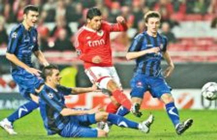 Gălăţenii (în albastru)  au avut mult de tras cu Nolito de la Benfica  