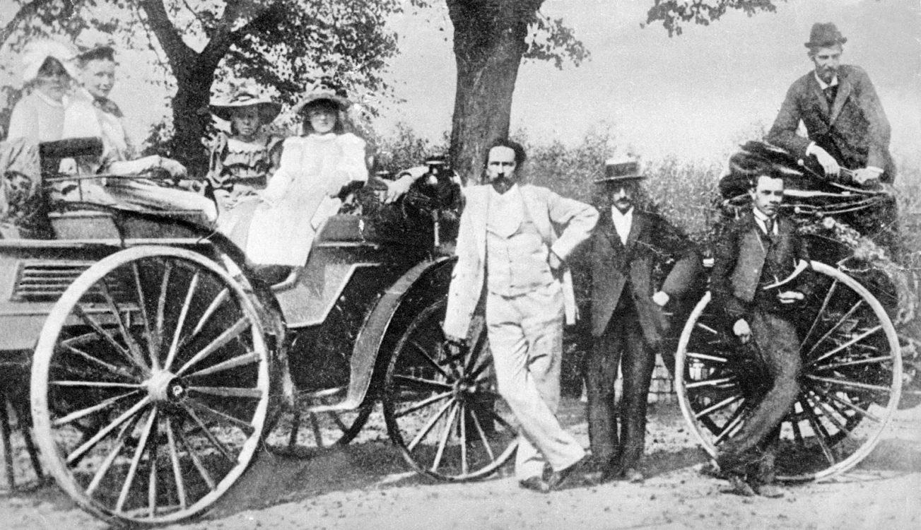Karl Benz (în costum deschis) cu familia și prietenii (Britannica)
