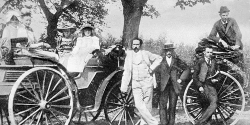 Karl Benz (în costum deschis) cu familia și prietenii în timpul unei excursii cu unul dintre automobilele sale 1894 webp
