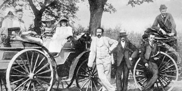 Karl Benz (în costum deschis) cu familia și prietenii în timpul unei excursii cu unul dintre automobilele sale 1894 webp