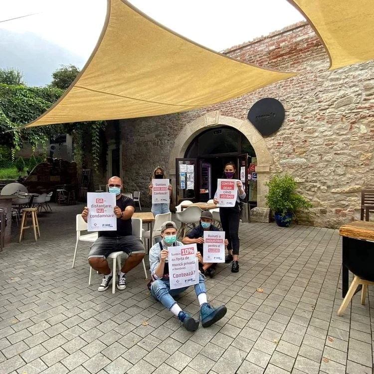 Protest al angajaţilor unei cafenele din Alba Iulia faţă de restricţiile impuse de autorităţi