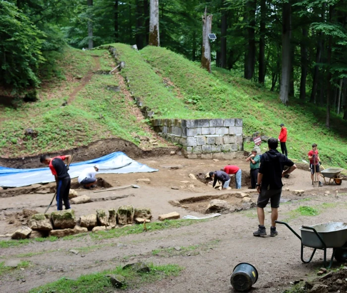 cercetari arheologice in sarmizegetusa regia foto CJ Hunedoara