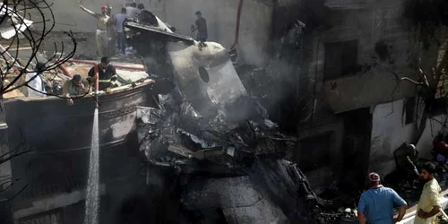 Avion al companiei PIA prăbuşit în Pakistan FOTO EPA-EFE / Rehan Khan