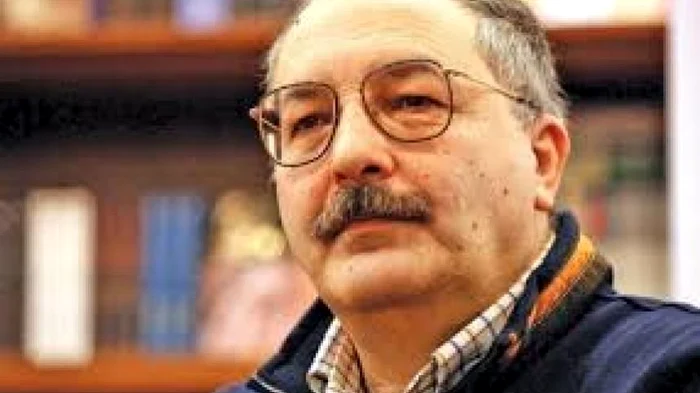Istoricului Alex Mihai Stoenescu i-a fost retras premiul. Foto arhivă