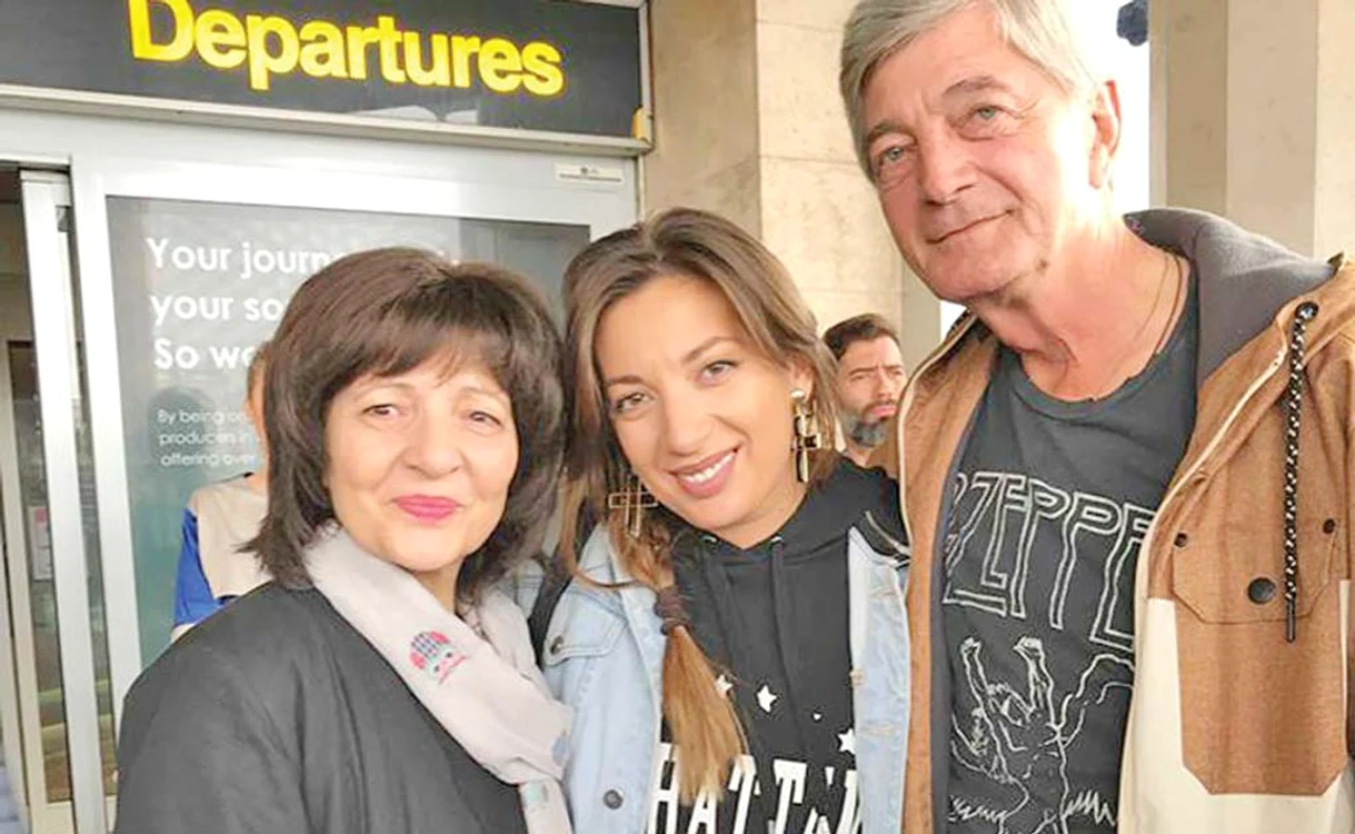 Coregrafa Cocuţa, alături de părinții ei, înainte de a pleca în "Asia Express"