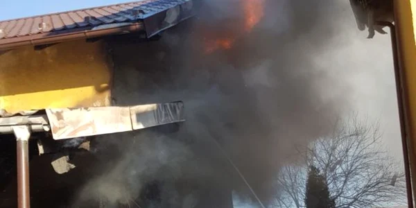 Pompierii au intervenit cu două autospeciale să stingă focul 