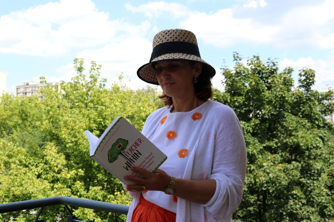 Simona Baciu ţine în mână cartea pe care a scris-o pentru dascăli  FOTO: Transylvania College