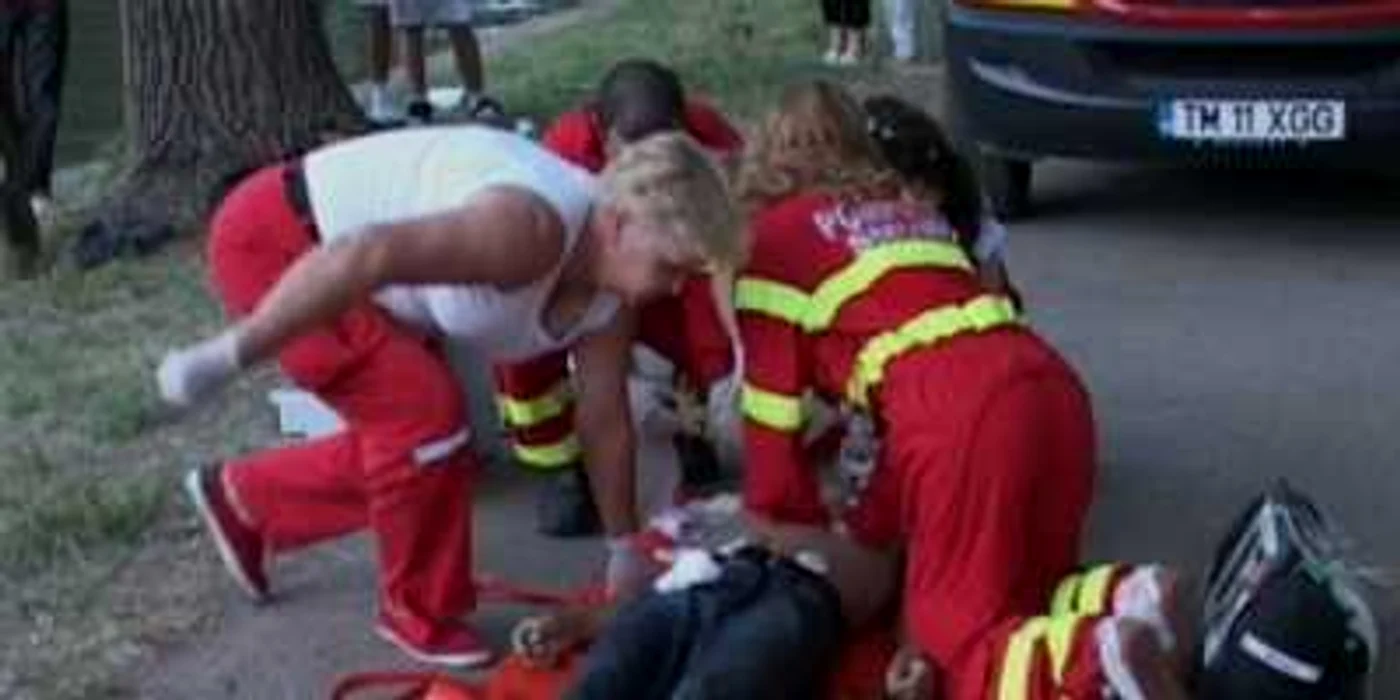 Medicii au sosit de urgenţă şi i-au acordat primul ajutor bărbatului