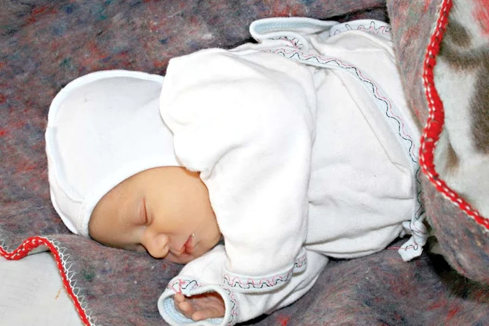 Bebelușul abandonat pe malul unui pârâu, într-o pungă de plastic (Fotografii: Sandrinio Neagu)