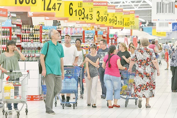 Şi-au umplut coşurile cu mâncare şi băutură (Fotografii: Dorin Constanda )