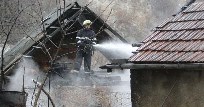 Focul a cuprins două case din Comarnic. Foto Adevărul