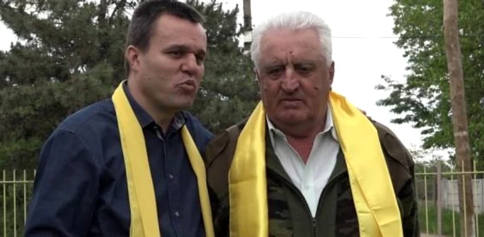 Fotul primar al comunei Săceni, judeţul Teleorman, Mihai Petcu (dreapta), obligat să achite un prejudiciu de peste 13.000 de lei FOTO Youtube