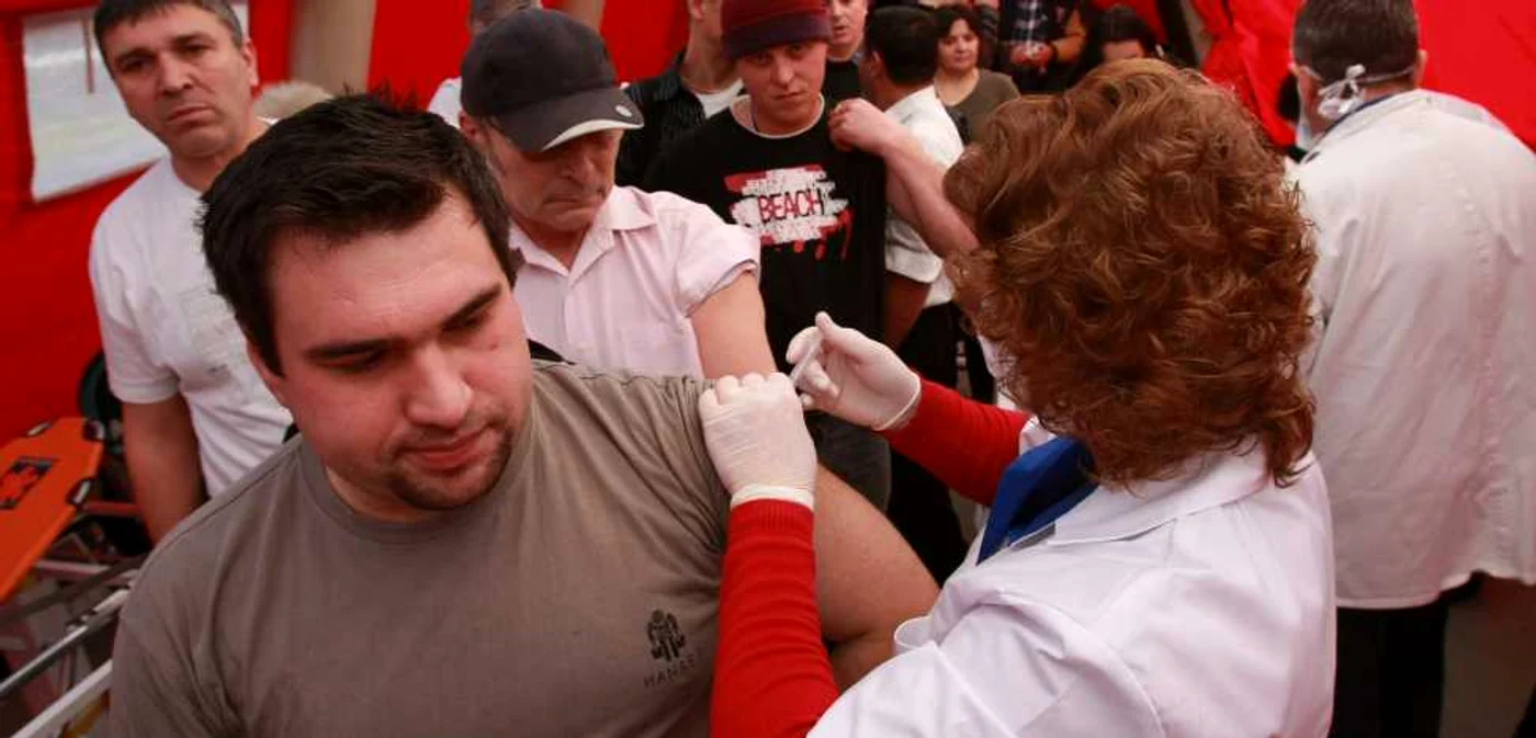 Românii au stat la coadă pentru a se vaccina