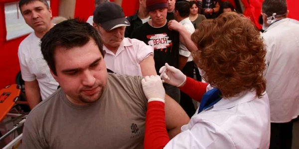 Românii au stat la coadă pentru a se vaccina