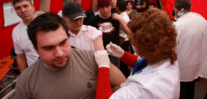 Românii au stat la coadă pentru a se vaccina