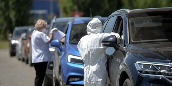 Aglomeraţie la centrul drive in de testare covid 19 în parcarea centrului comercial Băneasa Shopping City din Bucureşti FOTO Mediafax / Alexandru Dobre 