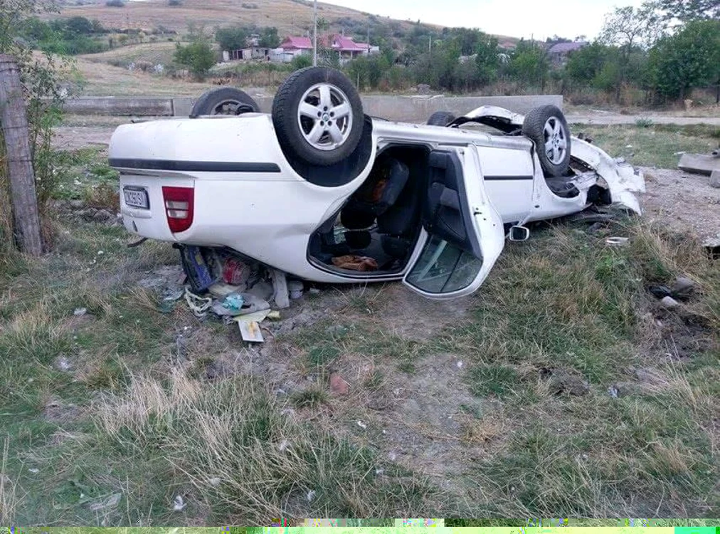 Autoturismul, care aparţine preotului din Stănileşti, a fost serios avariat