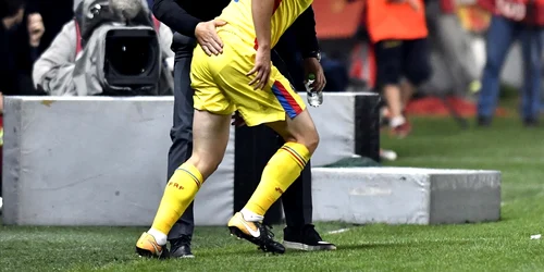 Cosmin Contra îl încurajează pe Razvan Marin în meciul de fotbal dintre Romania şi Kazahstan contand pentru preliminariile Campionatului Mondial din 2018 disputat pe stadionul Ilie Oana din Ploiesti FOTO Sportpictures_eu / Razvan Pasarica