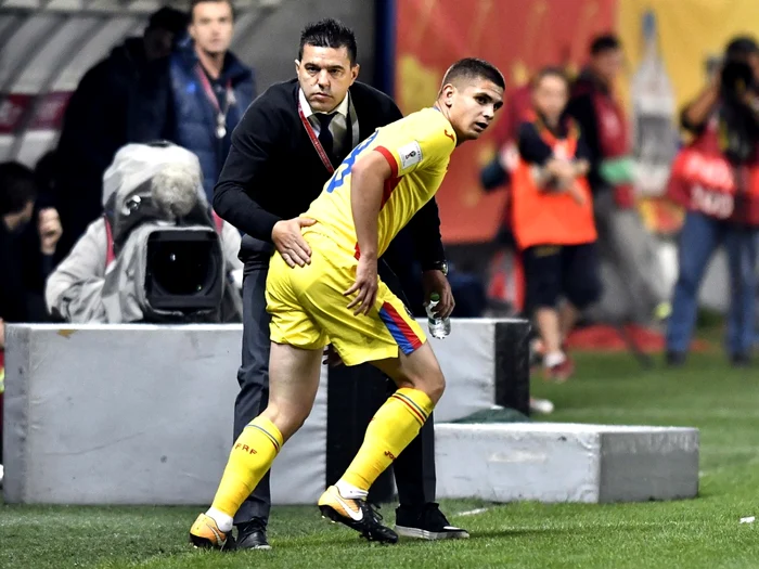 Cosmin Contra îl încurajează pe Razvan Marin în meciul de fotbal dintre Romania şi Kazahstan contand pentru preliminariile Campionatului Mondial din 2018 disputat pe stadionul Ilie Oana din Ploiesti FOTO Sportpictures_eu / Razvan Pasarica