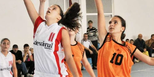  Ioana Miroiu (la minge) este una dintre cele mai experimentate jucătoare de la Baschet Club Star 