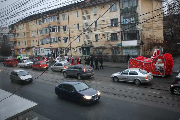 Moş Crăciun şi crăciuniţele organizează o paradă pe străzile Iaşiului