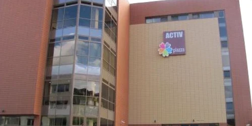 Liftul este singura cale de acces spre ultimul nivel al mall-ului din Zalău