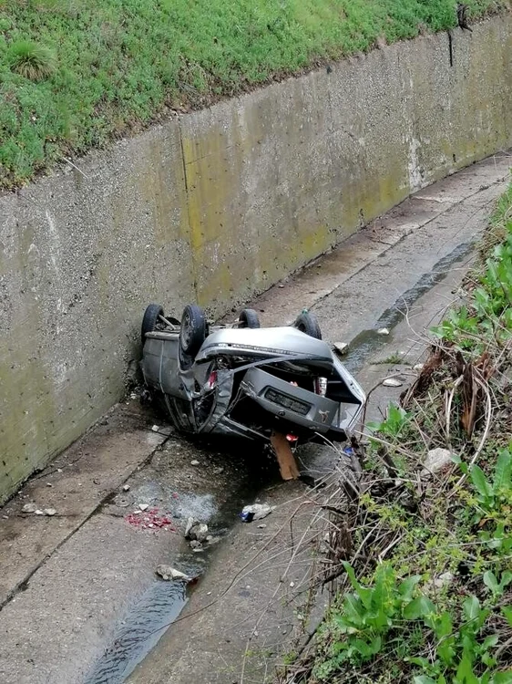 Mașina a ieșit de pe șosea și a plonjat într-un canal FOTO: dcnews.ro