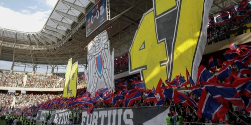 Meciul inaugural al stadionului Ghencearetragere tricou Lacatus FOTO Inquam Photos / Octav Ganea