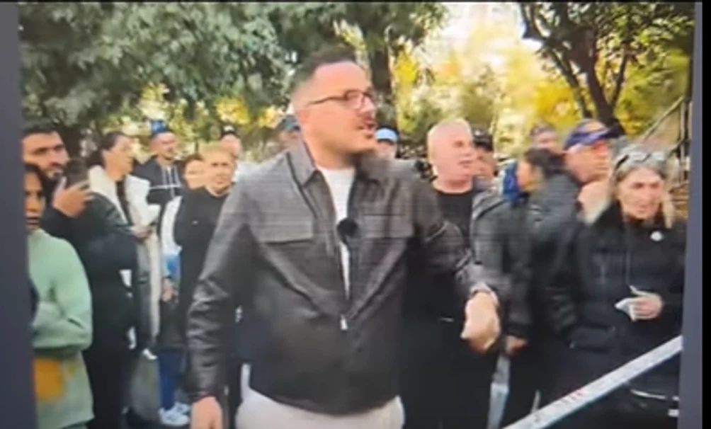 Makaveli, printre agitatori. FOTO captură FB România Țara Noastră