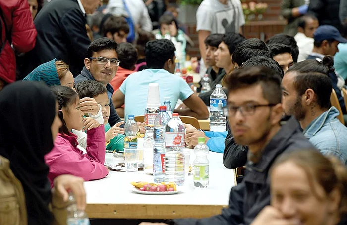 Înfometaţi, imigranţii  au mâncat pe săturate