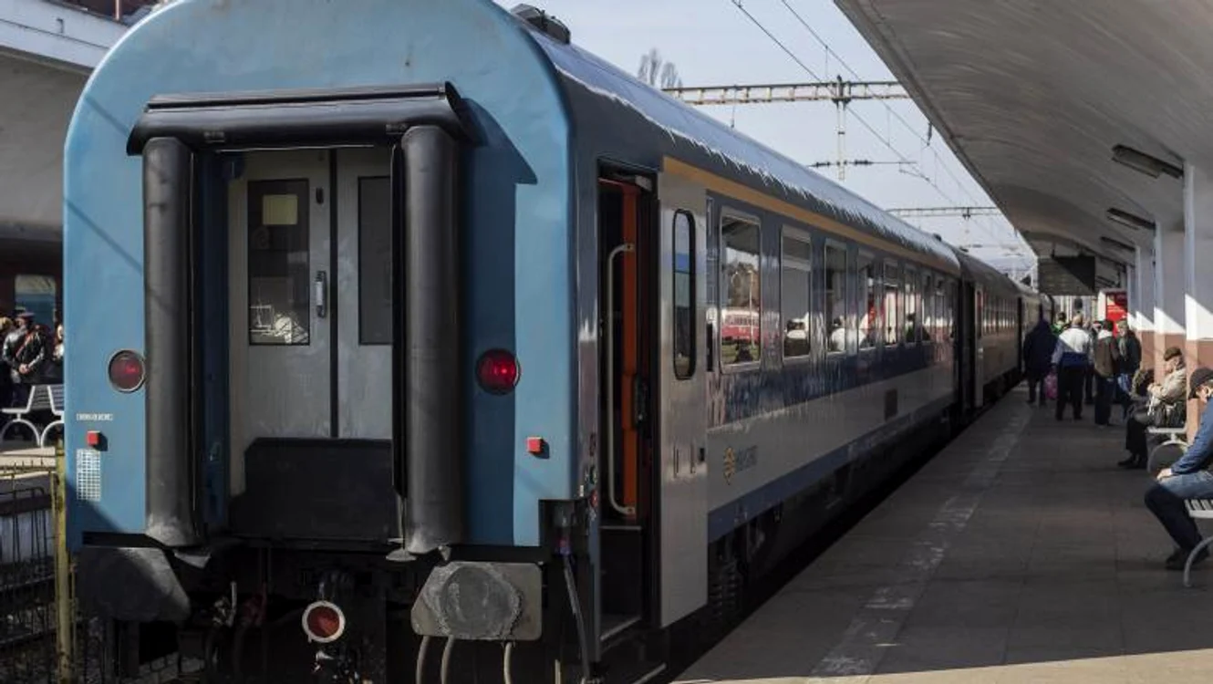 
    Traficul feroviar este oprit duminică diminea în halta Semenic din judeţul TimişFoto: arhivă  