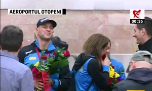 Fetele au fost aşteptate cu flori  jpeg