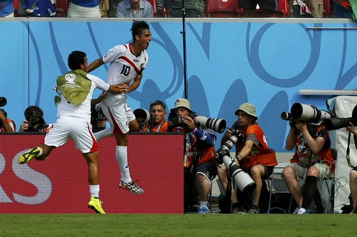 Bryan Ruiz (numărul 10) a marcat pentru Costa Rica în finalul primei reprize FOTOGRAFII Reuters
