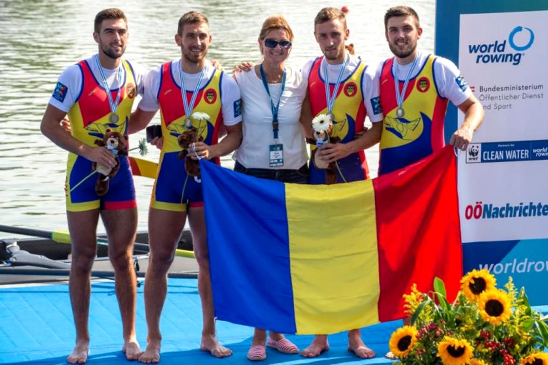 
    Medaliații cu argint de la Campionatul Mondial, alături de Elisabeta Lipă  