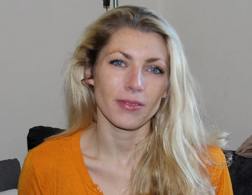 
    Eimear Ni Ghiallgairrh (29 de ani) susține că polițistul i-a rupt degetul mare de la mână când au arestat-ofoto: SWNS/The Sun  