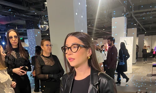 Artista a apărut în această dimineață cu o imagine nouă, mai precis cu ochelari de vedere