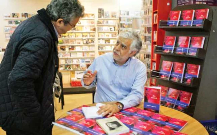 Scriitorul Alonso Cueto, la librăria Humanitas Kretzulescu, dând autografe pe traducerea cărţii sale „Ora albastră“  Foto: L. Muntean