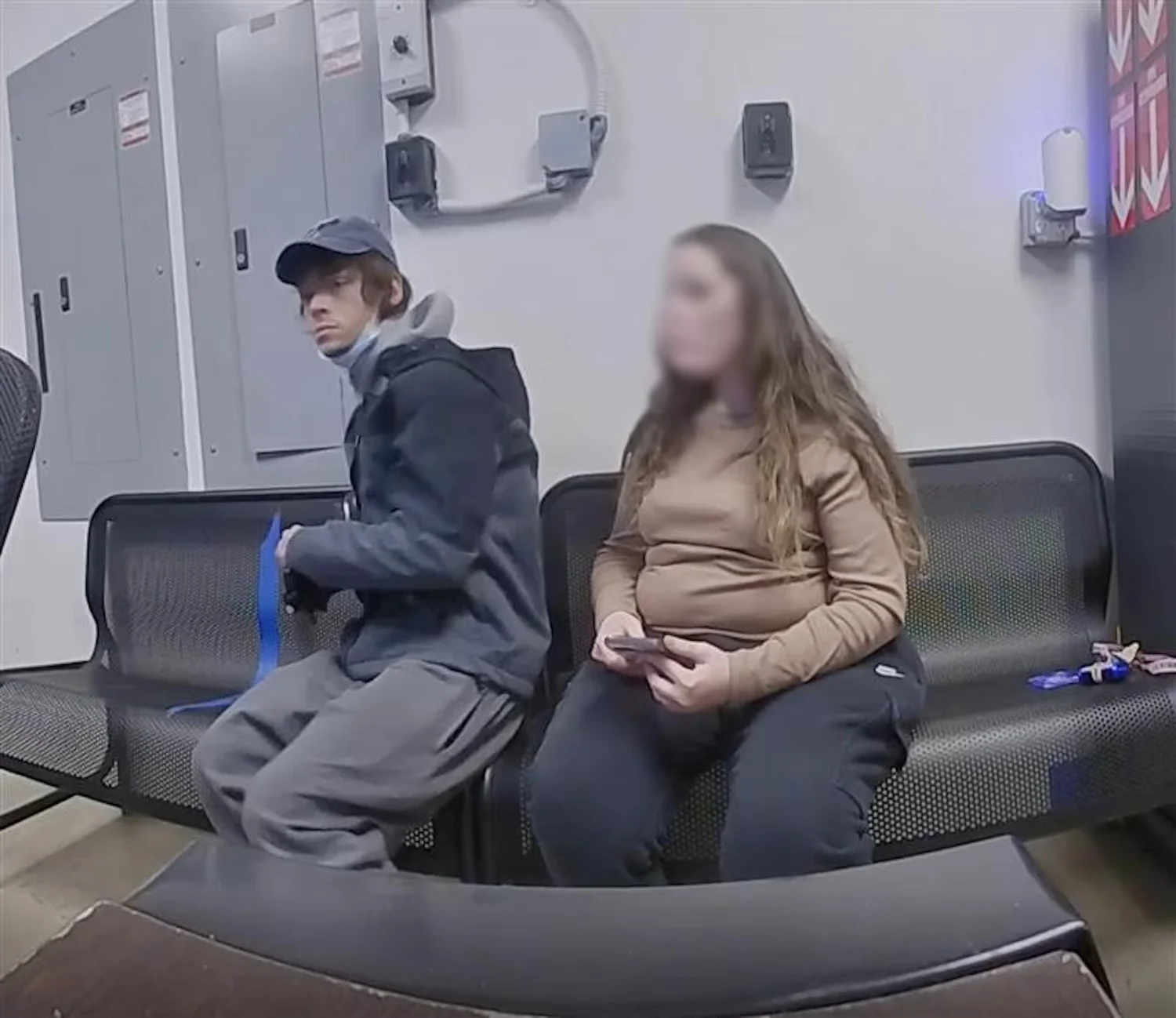 Momentul în care un tânăr reținut pentru furt scoate pistolul asupra unui polițist într-un magazin Walmart