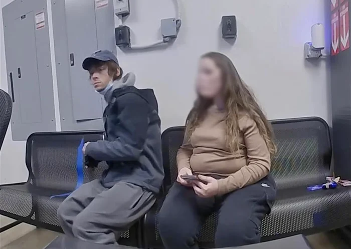 VIDEO Momentul în care un tânăr reținut pentru furt scoate pistolul asupra unui polițist într-un magazin Walmart