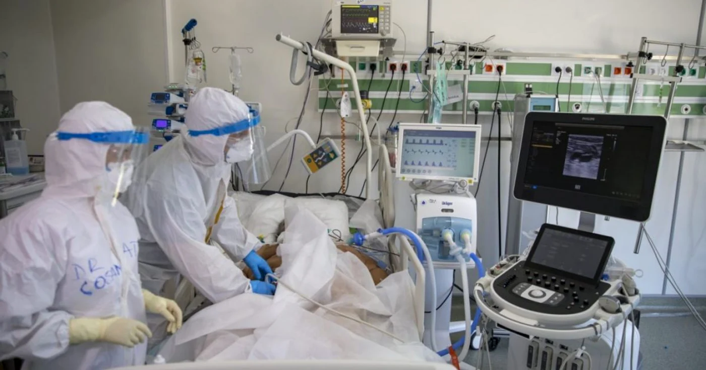 Pacienţii aflaţi la ATI stau cu rândul la aparatul de ventilaţie                         FOTO : www.scumc.ro