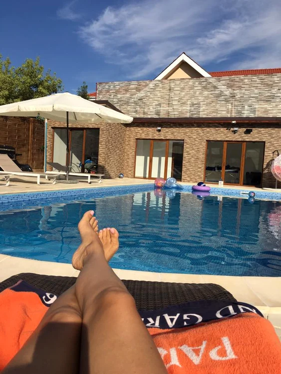 Brigitte se relaxează la pisicină la Timişoara