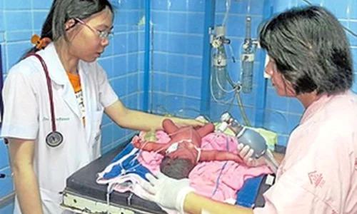Fetiţa, născută prematur, se simte bine (Foto: Bangkok Post) jpeg